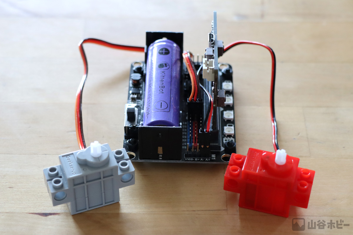 Robot:BitとGeekservoを（Gray は S8 Pin、Red は M1A Pin に）接続