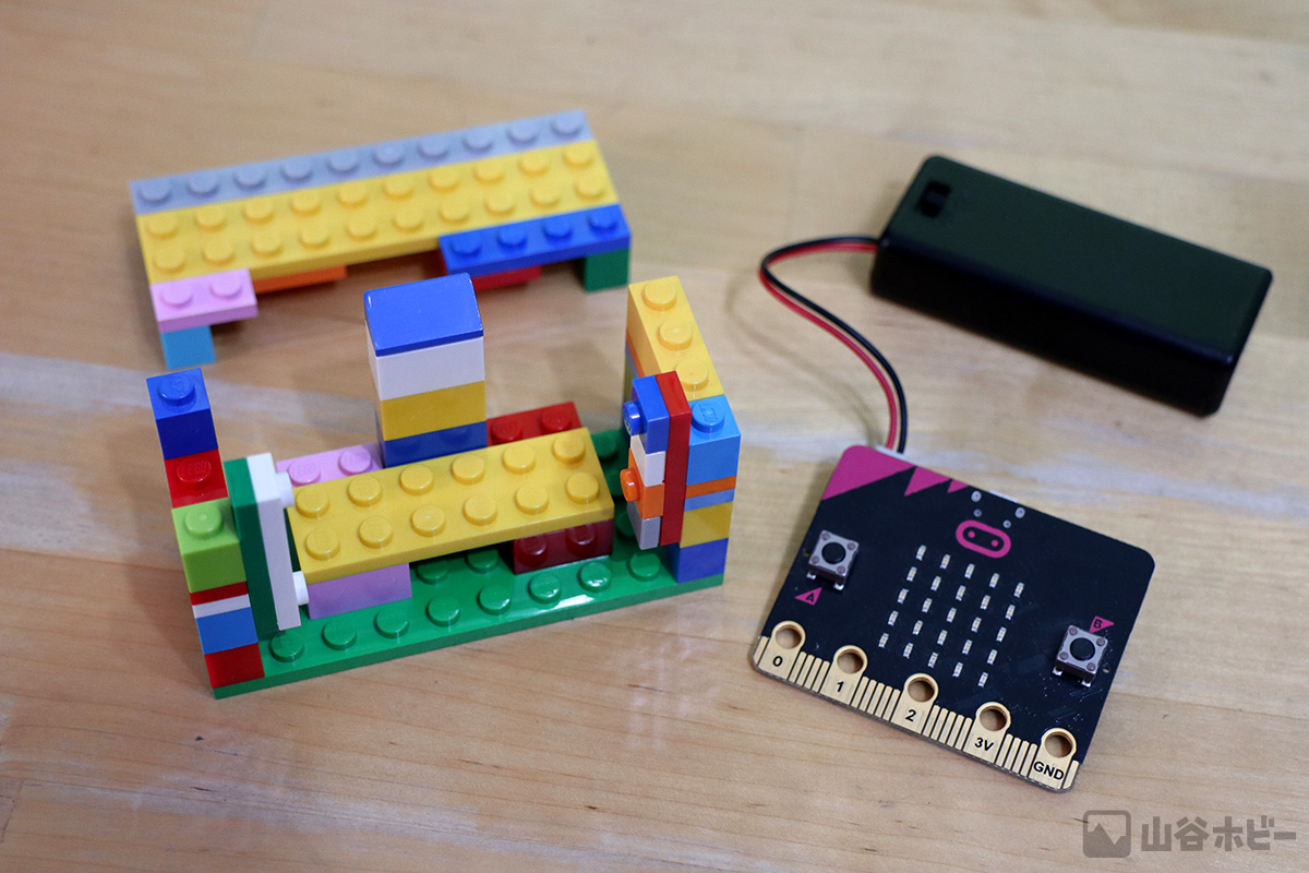 組み立て（4）　micro:bit & 電池ボックス登場